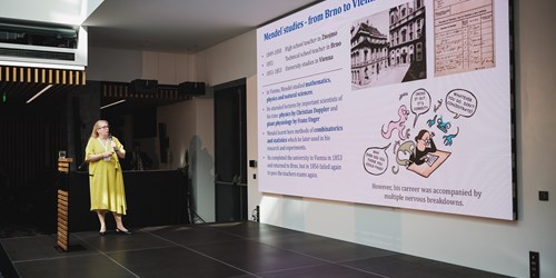 Úvodní přednášku dne s názvem „Ways to the Genome of Gregor Johann Mendel“ si připravila prorektorka MU Šárka Pospíšilová.