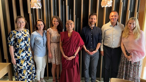Setkání týmu MRPN při společném oběde s Mingyur Rinpochem v Praze (červenec 2022)