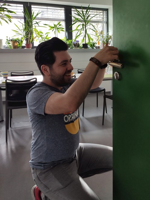  Sahand Behrangi montuje testovací vzorky na dveřní kliky