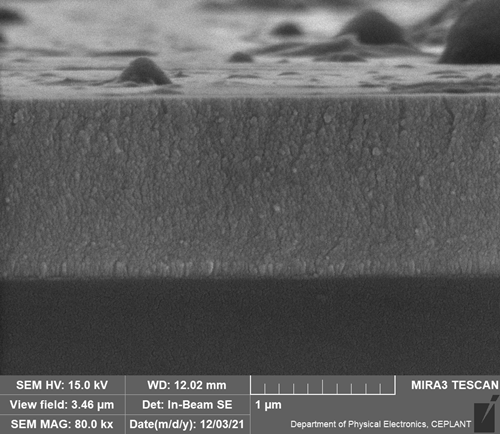SEM snímek ZrN povlaku dopovaného Cu: průřez odhalující vnitřní strukturu povlaku