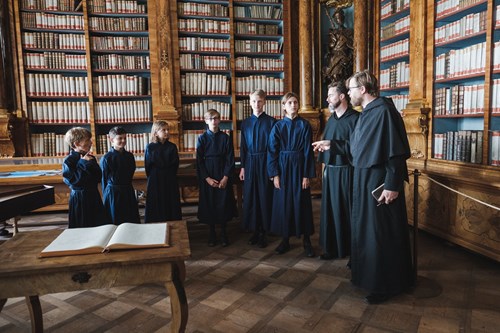 Prohlídka pokračovala v Augustiniánské knihovně, kde zazněly duchovní písně a gregoriánský chorál v podání chlapeckého sboru Modráčků.