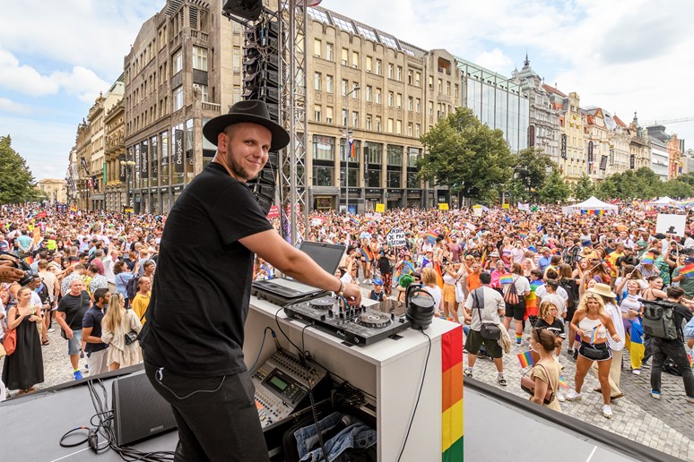 DJ Jan Witek na Václavském náměstí. Foto: Věra Nemochovská