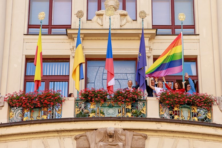  Na Nové Radnici v Praze zavlála duhová vlajka, symbol LGBTQ+ lidí. I magistrát hlavního města Prahy podporuje všechny duhové lidi. Foto: Prague Pride z.s. Dostupné na: https://www.facebook.com/media/set/?set=a.5949152041763515&type=3 