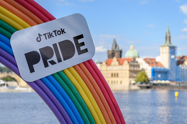 Pokud chcete duhu, musíte se smířit s deštěm! Foto: Prague Pride z.s. Dostupné na: https://www.facebook.com/media/set/?set=a.5949152041763515&type=3
