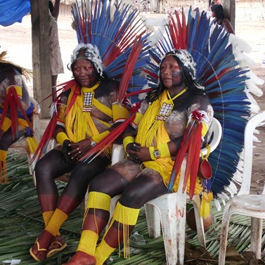 During the festivals and parties, metoro, the participants make their social relations stronger, reaffirming their kinship networks and their formal friendships, here two menire, women, who are formal friends.