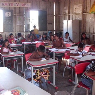 Děti z vesnice Mrõtidjam při výuce v místní škole, která zajišťuje výuku od první do osmé třídy. 