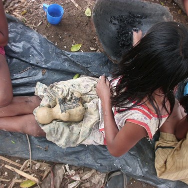 The young generations also learn ho to correctly realise activities directly related with the expression of the kukradja, the “culture”, here a young girl is training body painting on a clay doll.