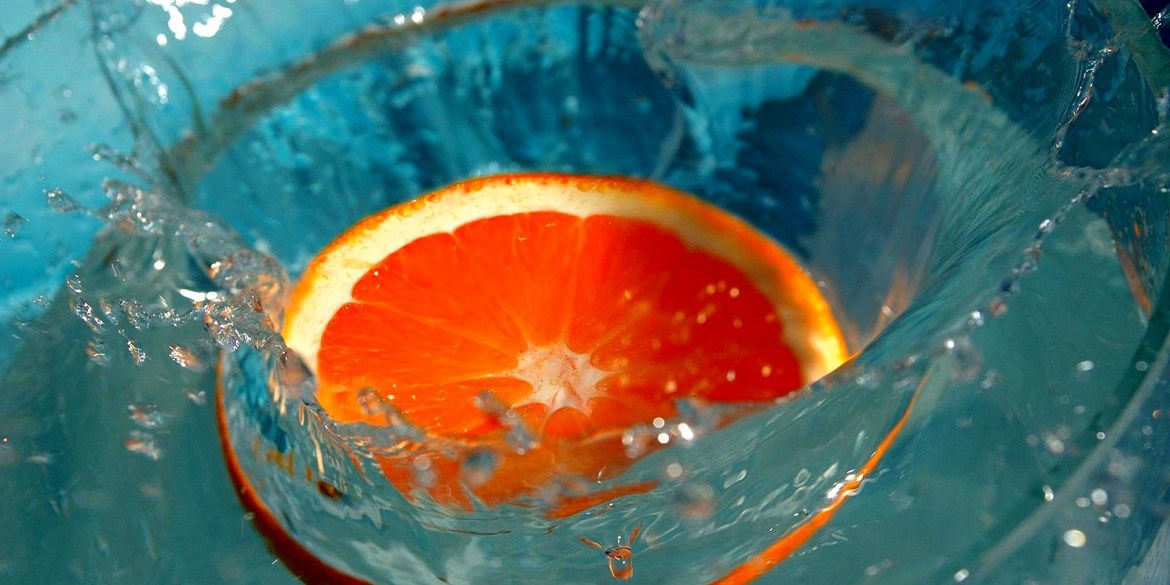 Plavba mezi pomeranči aneb Fyzici si hrají s vodou