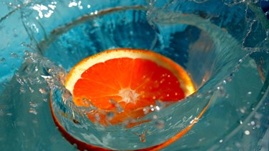 Plavba mezi pomeranči aneb Fyzici si hrají s vodou