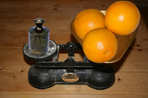 Tady je kilo pomerančů. Vědeckou řečí: Hmotnost tří pomerančů je jeden kilogram.