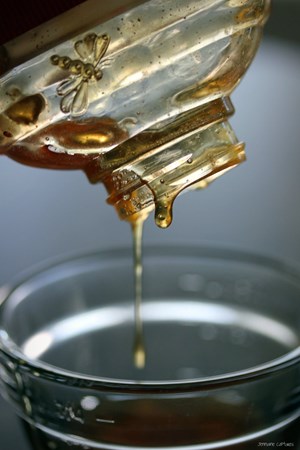 Med má vysokou viskozitu