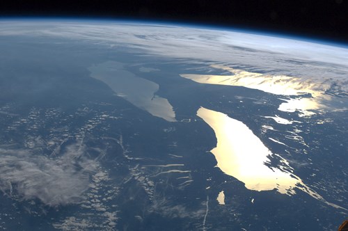 Velká Jezera na hranicích USA a Kanady jsou tak rozhlehlá, že je na jejich hladině vidět zakřivení zemského povrchu.