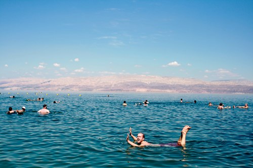 Plování – plavání v Mrtvém moři, kde je mnohem vyšší obsah soli než v normální vodě. Ani akvabela nedokáže zvednout v normální vodě ruce i nohy zároveň.