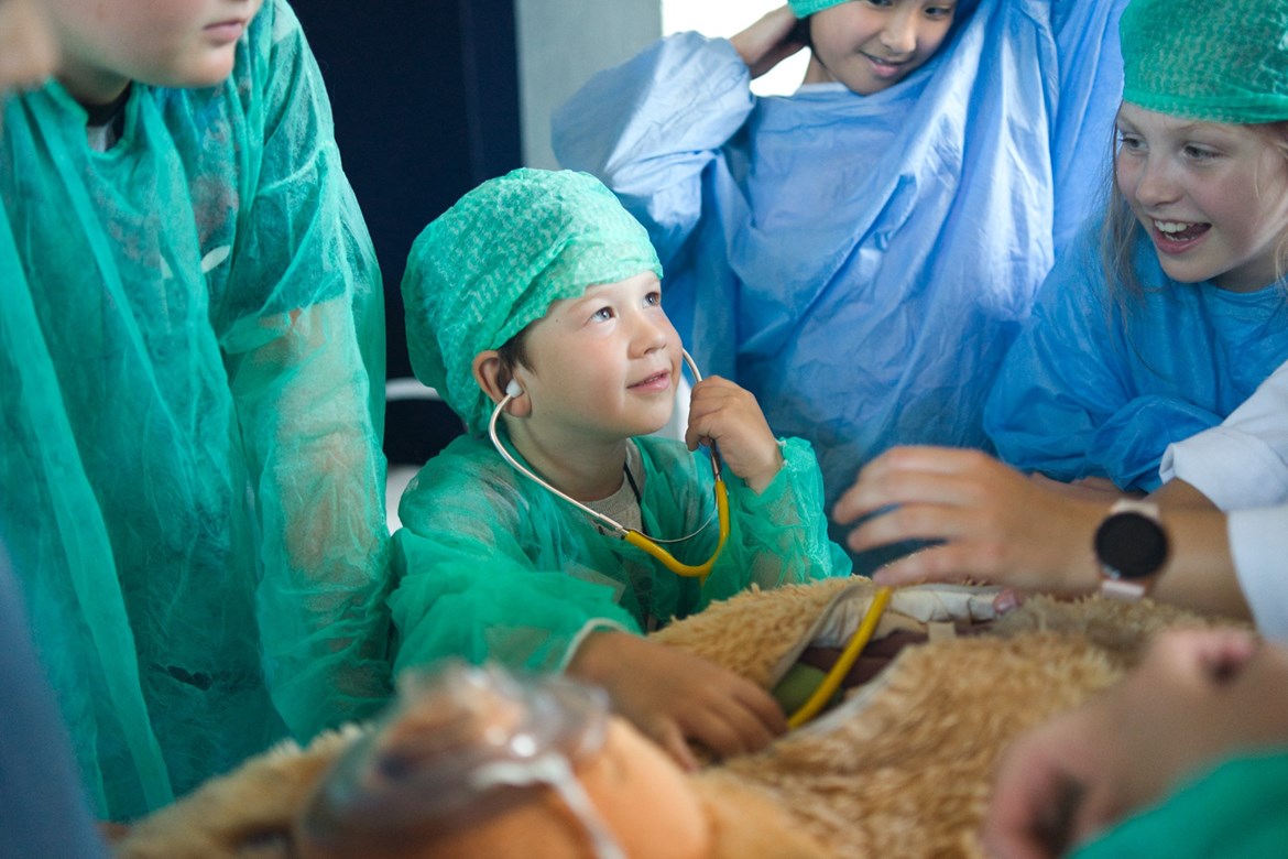 Děti vyšetřují nemocného medvídka. Foto: Hana Drahokoupilová 