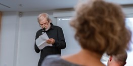 Výtvarník Petr Veselý zahájil výstavu fotografií básníků 