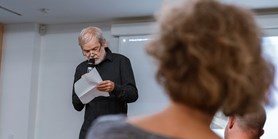Výtvarník Petr Veselý zahájil výstavu fotografií básníků 