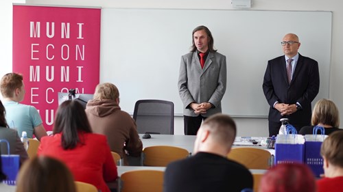 Studenty přivítal Petr Valouch za ESF MU a Petr Zahradník za Generali Českou pojišťovnu.