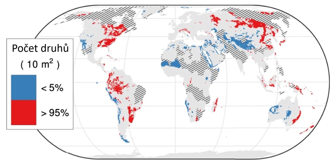 Světové oblasti s nejvyššími (červeně) a nejnižšími (modře) počty druhů rostlin na plochách o velikosti 10 m2. Šrafovaná jsou území s nedostatkem dat. Upraveno podle Sabatini a kol. (2022), Nature Communications.