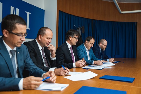 Zahájení spolupráce stvrdilo pět děkanů Masarykovy univerzity svým podpisem.