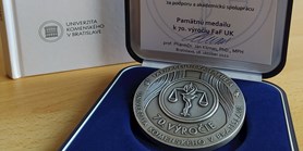 Děkan Farmaceutické fakulty převzal výroční pamětní medaili
