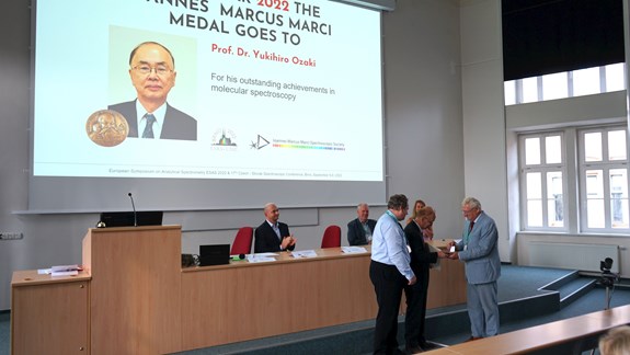 Profesor Kanický a profesor Matějka předávají medaili Jana Marka Marci profesoru Yukihiro Ozakimu