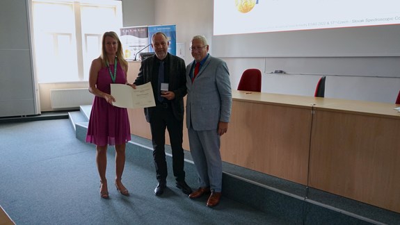 Viktor Kanický and Markéta Holá present the Ioannes Marek Marci Medal to Prof. Detlef Gunther