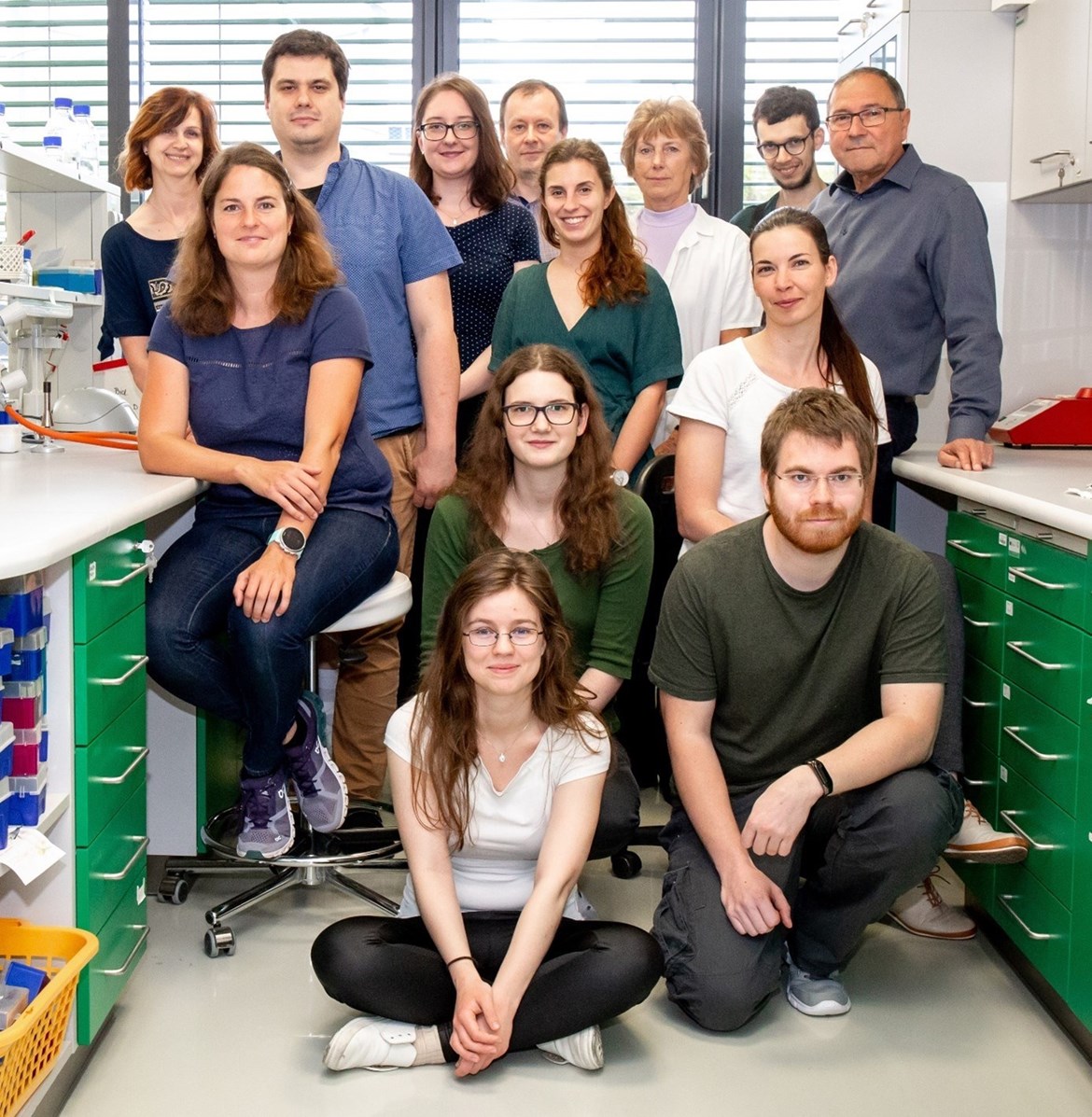 Kolektiv pracujících a studujících v Laboratoři molekulární diagnostiky organismů v roce 2021. Foto: Helena Brunnerová