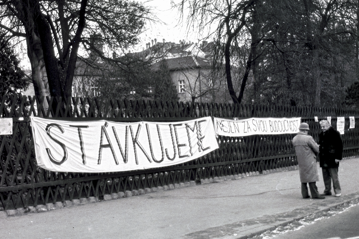 Transparent na plotě areálu naší fakulty v době Sametové revoluce. Foto: Hana Dostálová