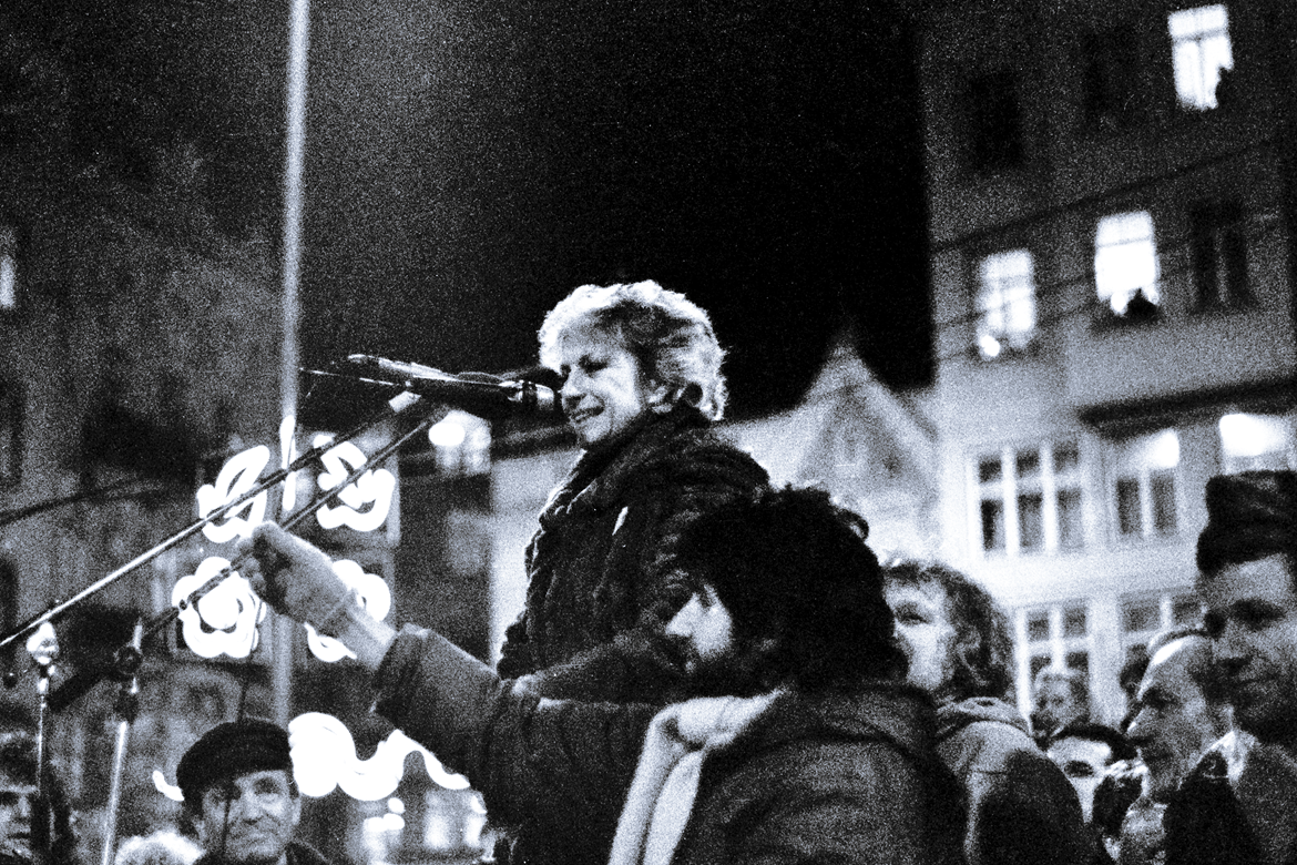 Image from one of the demonstrations on Náměstí Svobody in Brno. Věra Čáslavská behind the microphone, Břetislav Rychlík in the foreground. Photo: Magdalena Dostálová