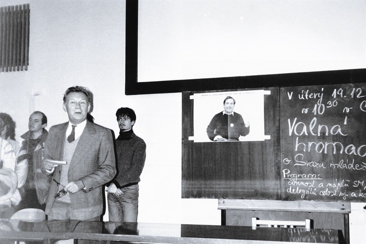 One of the gatherings in December 1989 on the grounds of the faculty. Photo: Hana Dostálová 