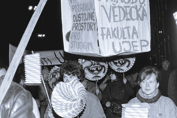 
Studentky a studenti naší fakulty na jedné z demonstrací v roce 1989. Foto: Hana Dostálová
