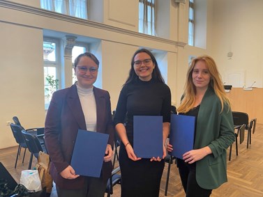 Oceněné studentky za nejlepší produktové bakalářské práce za rok 2022, zleva: Veronika Tupá, Eliška Křížová a Kristýna Férová. Foto: Andrea Harmuthová 