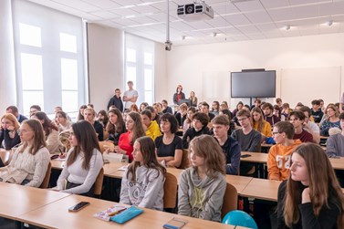 Některé učebny dokonce přes velký zájem všechny návštěvníky nepojmuly, jako tomu bylo u debaty s novinářem Jaroslavem Kmentou. Foto: Lucia Farkašová