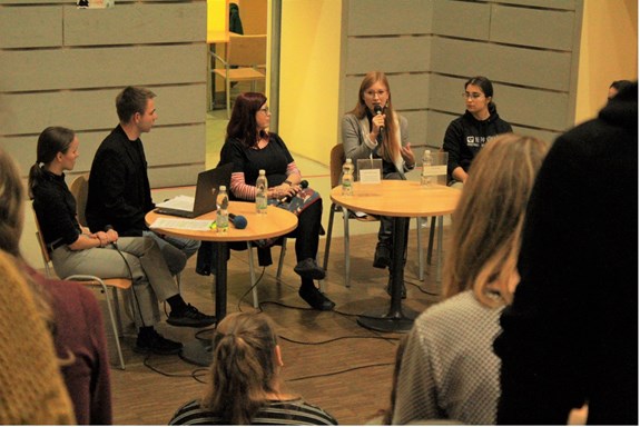 
Debatu o duševním zdraví na fakultě sociálních studiích organizovali studenti žurnalistiky a mediálních studií. Foto: Regina Rieznerová
