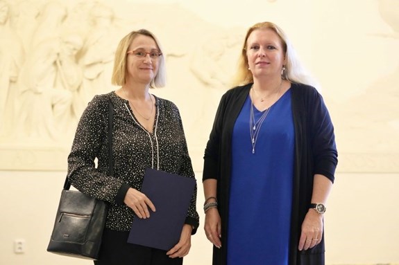 Klára Hilscherová s prorektorkou Šárkou Pospíšilovou. Foto: Ivo Stejskal.