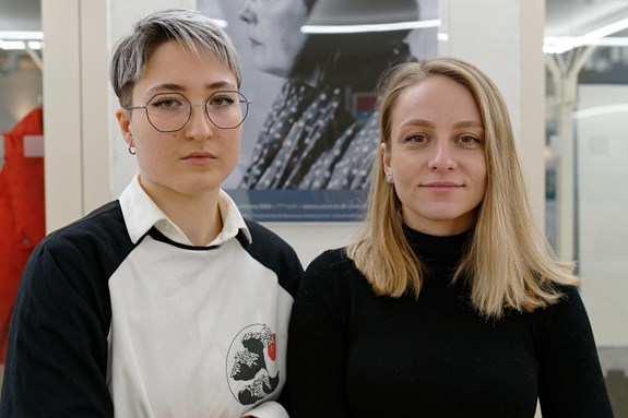 
Na snímku (zleva) autorka výstavy Evgeniia Tokmakova a psycholožka Nataliia Shtefko, která s uprchlíky vedla rozhovory. Foto: Daniel Truhlář
