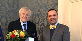 Martin Baxa udělil medaili sbormistru Ivanu Sedláčkovi