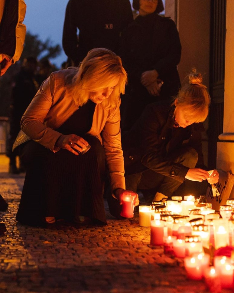 Danuše Nerudová 13. října 2022 před Slovenskou Ambasádou v Praze zapalujíc svíčku jako vzdání pocty obětem střelby v bratislavském baru, jež byla projevem předsudečného násilí vůči LGBTQ+ lidem, při kterém zemřeli 2 nevinní muži. Foto: Facebookový profil Danuše Nerudové. Dostupné z: https://www.facebook.com/photo/?fbid=148585814545921&set=a.147046998033136