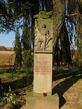 Věžky (okr. Kroměříž). Pomník 1/Lt. Jamese E. Hoffmana. Foto: Z. Schenk, 2011.