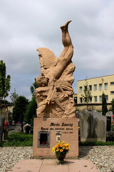 Lipník nad Bečvou (okr. Přerov). Pomník Ikarův pád na městském hřbitově. Foto: Z. Schenk, 2014.