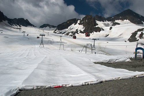 Ukázka ochrany horského ledovce v Alpách (Stubaiský ledovec, Rakousko)