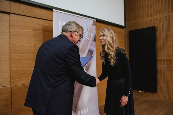 Dr. Barbora Svobodová získala Cenu děkanky za svou disertační práci Role literatury v systému meziválečného baťovského Zlína. 