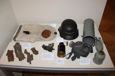 Vitrína s předměty spojenými s protivzdušnou a civilní obranou a střepinami z amerických pum, které dopadly na Přerov během náletu dne 20. 11. 1944 (foto. Z. Schenk).