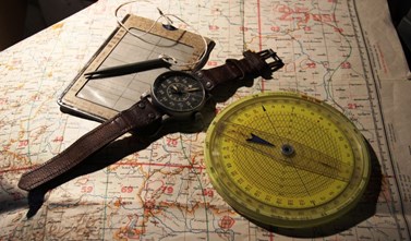 Německá navigační mapa, počítadlo, tabulka (ZZ Tabelle) pro zapisování údajů během letu a navigátorské (pozorovatelské) hodinky B-Uhr (Beobachtungsuhr) (foto. Z. Schenk).