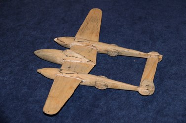 Dřevěný výukový model znázorňující americký stíhací letoun Lockheed P38 – Lightning ze sbírky Aviatik - CS Olomouc (foto. Z. Schenk).