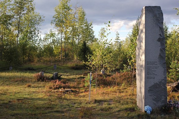 Polní hřbitov s památníkem padlým vojákům