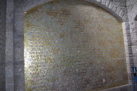 Detail pozlacené mozaiky se jmény padlých německých vojáků