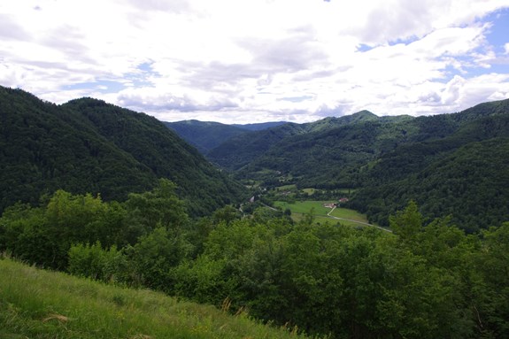 Panoramatický výhled do údolí pod kopcem Mengore