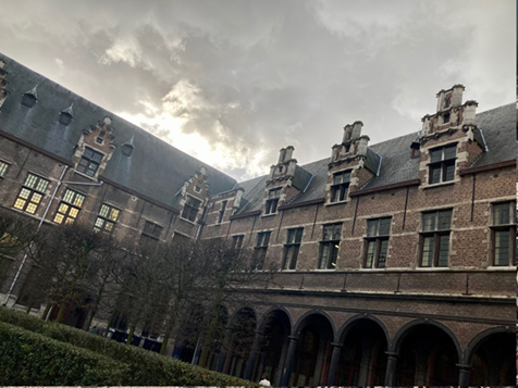 Hlavní kampus University of Antwerp. Hodiny jsem tu sice neměla, ale chodila jsem tu do knihovny. Bohužel kvůli probíhajícím opravám zde nedávno vypukl požár, který zničil nejen část budovy, ale i značnou část knihovny.