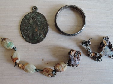 Prsten, benediktýnský medailonek a fragmenty růženců